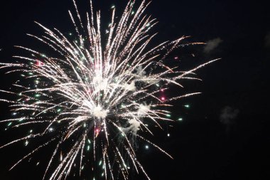 Gece gökyüzünde havai fişeklerin görüntüsü