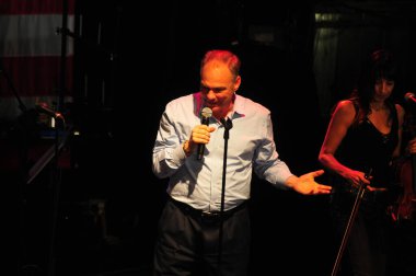 Şarkıcı Jon Bon Jovi, 5 Kasım 2016 'da St. Petersburg Florida' da Devlet Street Theater in Support of HIllary Clinton 'ın Başkan İhalesi' nde sahne alıyor.