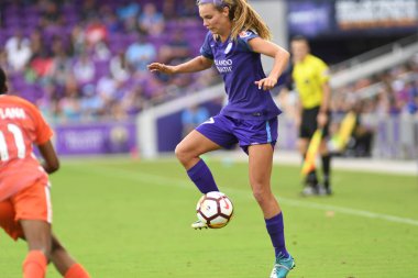 Orlando Pride, 22 Nisan 2018 'de Florida, Orlando' daki Exploria Stadyumu 'nda Houston Dash' e ev sahipliği yaptı..  