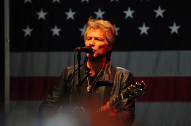 Şarkıcı Jon Bon Jovi, 5 Kasım 2016 'da St. Petersburg Florida' da Devlet Street Theater in Support of HIllary Clinton 'ın Başkan İhalesi' nde sahne alıyor.
