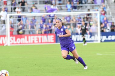 Orlando Pride, 22 Nisan 2018 'de Florida, Orlando' daki Exploria Stadyumu 'nda Houston Dash' e ev sahipliği yaptı..  