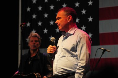 Şarkıcı Jon Bon Jovi, 5 Kasım 2016 'da St. Petersburg Florida' da Devlet Street Theater in Support of HIllary Clinton 'ın Başkan İhalesi' nde sahne alıyor.