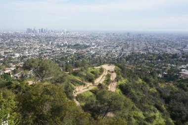 Los Angeles tepelerinin manzarası, tepeler ve şehirler arasındaki yollar.