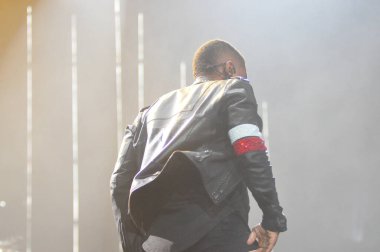 R & B Şarkıcısı Usher 12 Aralık 2015 'te Orlando Florida' daki Amway Center 'da sahne alacak.. 