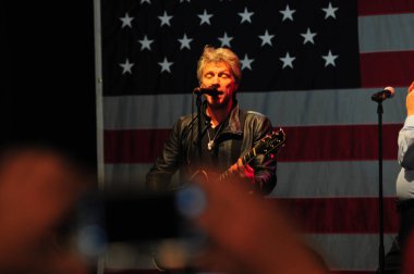 Şarkıcı Jon Bon Jovi, 5 Kasım 2016 'da St. Petersburg Florida' da Devlet Street Theater in Support of HIllary Clinton 'ın Başkan İhalesi' nde sahne alıyor.