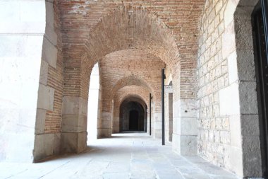 Kemer şeklindeki tuğla girişe bak