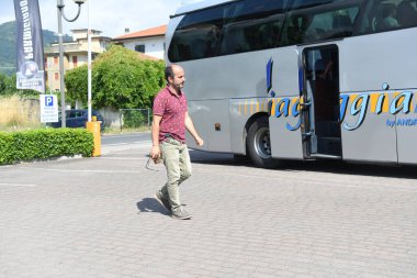 Otobüsün yanında yürüyen adam görüntüsü 