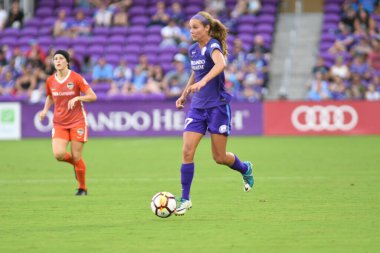 Orlando Pride, 22 Nisan 2018 'de Florida, Orlando' daki Exploria Stadyumu 'nda Houston Dash' e ev sahipliği yaptı..  