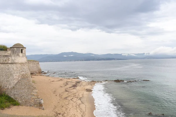 Bela Vista Costa Com Montanhas — Fotografia de Stock