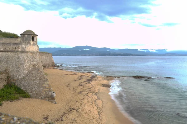 Bela Vista Costa Com Montanhas — Fotografia de Stock