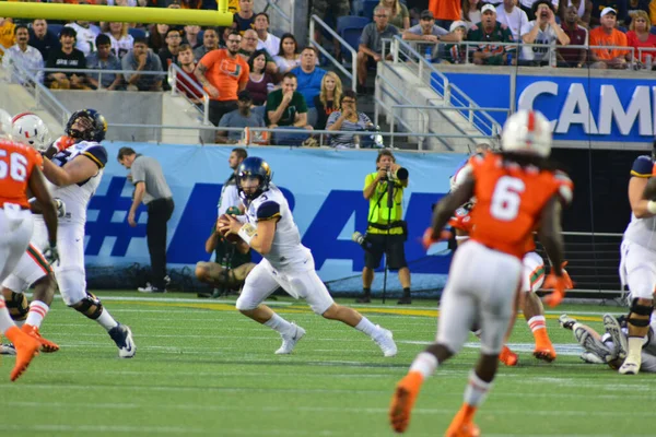 Západní Virginia Mountaineers Čelí Miami Hurricanes Během 71St Russell Bowl — Stock fotografie