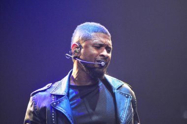 R & B Şarkıcısı Usher 12 Aralık 2014 'te Orlando Florida' daki Amway Center 'da sahne alacak..  