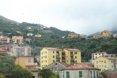 Dağ kasabasının güzel manzarası