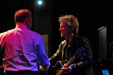Şarkıcı Jon Bon Jovi, 5 Kasım 2016 'da St. Petersburg Florida' da Devlet Street Theater in Support of HIllary Clinton 'ın Başkan İhalesi' nde sahne alıyor.