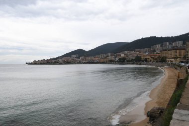 Bir kasaba ve sahil manzaralı güzel bir sahil manzarası.