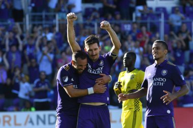 Orlando Magic oyuncusu Fournier, 25 Ekim 2018 tarihinde Orlando Florida 'daki Amway Center' da spor ceketlilere karşı gol atmaya çalıştı..  
