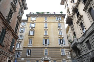 Güzel binaların cepheleriyle sokak manzarası, İtalya şehir manzarası