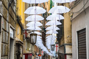 Cenova İtalya 'nın güzel şehrinde beyaz şemsiyeler 