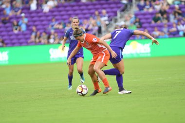 Orlando Pride, 22 Nisan 2018 'de Florida, Orlando' daki Exploria Stadyumu 'nda Houston Dash' e ev sahipliği yaptı..  
