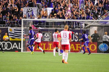 Orlando City SC, 6 Mayıs 2016 'da Orlando Florida' daki Dünya Kampı Stadyumu 'nda New York Red Bulls' a ev sahipliği yaptı..