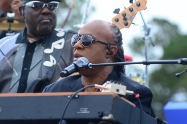 Stevie Wonder, Başkan Barack Obama 'nın 6 Kasım 2016' da Kissimmee Florida 'da başkanlık adaylığını destekleyen mitinginde performans sergiliyor..