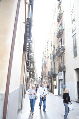 Barcelona şehrinin sokaklarına bakın, binaların dış yüzeyi.