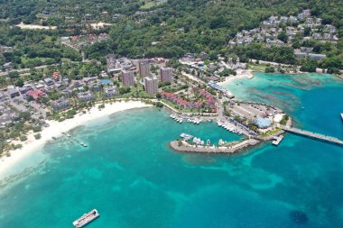 Bir yaz günü Ochos Rios Jamaika 'daki plajların güzel manzarası