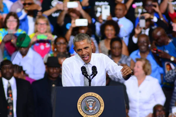 President Barack Obama Värd För Ett Kampanjmöte För Presidentkandidaten Hillary — Stockfoto