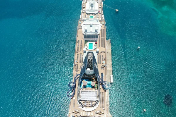 Blick Von Oben Auf Ein Großes Kreuzfahrtschiff Der Nähe Der — Stockfoto