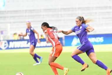Orlando Pride, 22 Nisan 2018 'de Florida, Orlando' daki Exploria Stadyumu 'nda Houston Dash' e ev sahipliği yaptı.. 