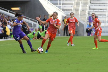 Orlando Pride, 22 Nisan 2018 'de Florida, Orlando' daki Exploria Stadyumu 'nda Houston Dash' e ev sahipliği yaptı..  