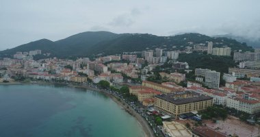 Güzel bir kıyı şeridi manzarası var. 