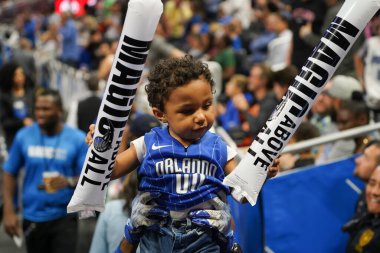 Genç Orlando Magic taraftarı 2 Mart 2020 'de Orlando Florida' daki Amway Center 'da ev sahibi takım için tezahürat yapıyor..  