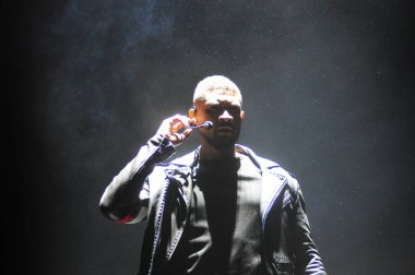 R & B Şarkıcısı Usher 12 Aralık 2015 'te Orlando Florida' daki Amway Center 'da sahne alacak..