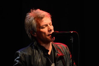 Şarkıcı Jon Bon Jovi, 5 Kasım 2016 'da St. Petersburg Florida' da Devlet Street Theater in Support of HIllary Clinton 'ın Başkan İhalesi' nde sahne alıyor.