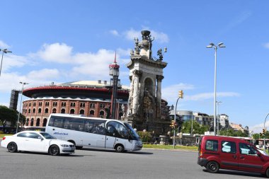 Caddedeki kırmızı kule manzarası