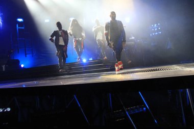 R & B Şarkıcısı Usher 12 Aralık 2015 'te Orlando Florida' daki Amway Center 'da sahne alacak..