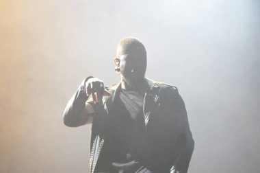 R & B Şarkıcısı Usher 12 Aralık 2015 'te Orlando Florida' daki Amway Center 'da sahne alacak.. 