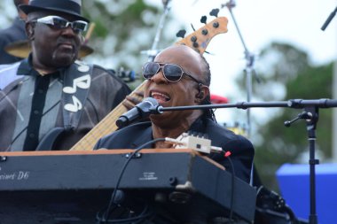 Stevie Wonder, Başkan Barack Obama 'nın 6 Kasım 2016' da Kissimmee Florida 'da başkanlık adaylığını destekleyen mitinginde performans sergiliyor..
