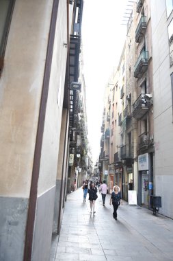 Barcelona şehrinin sokaklarına bakın, binaların dış yüzeyi.