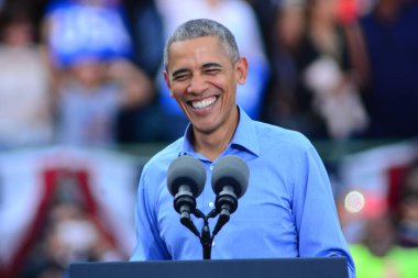 Başkan Barack Obama, Florida Kissimmee 'deki Osceola Heritage Park Stadyumu' nda düzenlenen kampanya mitinginde Demokrat başkan adayı Hillary Clinton 'a seslendi..  
