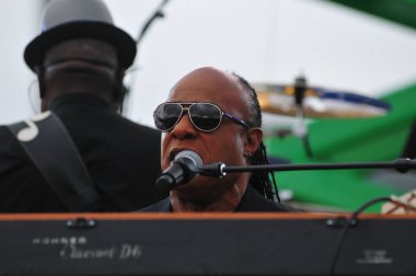 Stevie Wonder, Başkan Barack Obama 'nın 6 Kasım 2016' da Kissimmee Florida 'da başkanlık adaylığını destekleyen mitinginde performans sergiliyor..