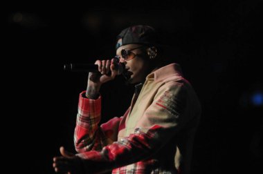 R & B Şarkıcısı Usher 12 Aralık 2015 'te Orlando Florida' daki Amway Center 'da sahne alacak..