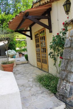 14 Mayıs 2014 'te Fransa' nın Cote D 'azur şehrinde güzel bir havuz evi.