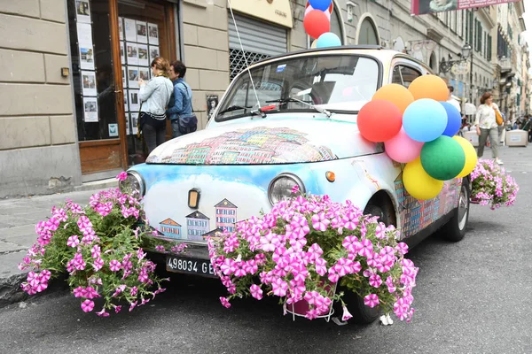 Vista Sulla Vecchia Graziosa Piccola Auto Italiana — Foto Stock