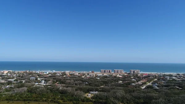 Bela Vista Costa Com Uma Cidade — Fotografia de Stock