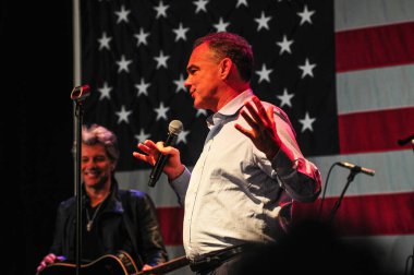 Şarkıcı Jon Bon Jovi, 5 Kasım 2016 'da St. Petersburg Florida' da Devlet Street Theater in Support of HIllary Clinton 'ın Başkan İhalesi' nde sahne alıyor.