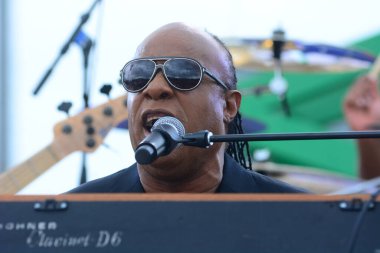 Stevie Wonder, Başkan Barack Obama 'nın 6 Kasım 2016' da Kissimmee Florida 'da başkanlık adaylığını destekleyen mitinginde performans sergiliyor..