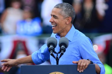 Başkan Barack Obama, Florida Kissimmee 'deki Osceola Heritage Park Stadyumu' nda düzenlenen kampanya mitinginde Demokrat başkan adayı Hillary Clinton 'a seslendi..  