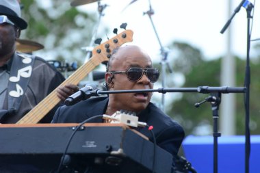 Stevie Wonder, Başkan Barack Obama 'nın 6 Kasım 2016' da Kissimmee Florida 'da başkanlık adaylığını destekleyen mitinginde performans sergiliyor..
